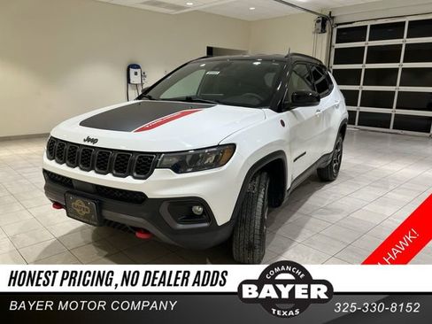 Used 2025 Jeep Compass Trailhawk w/ Trailer Tow Group AWD/4WD image 1