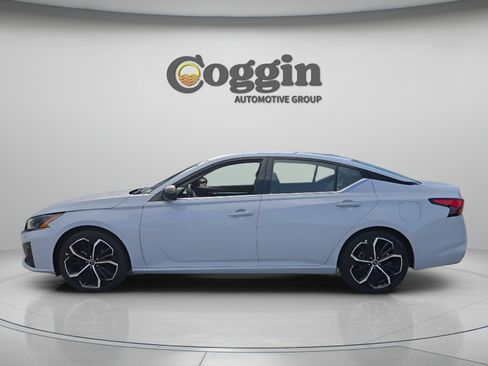 Used 2024 Nissan Altima 2.5 SR FWD image 2