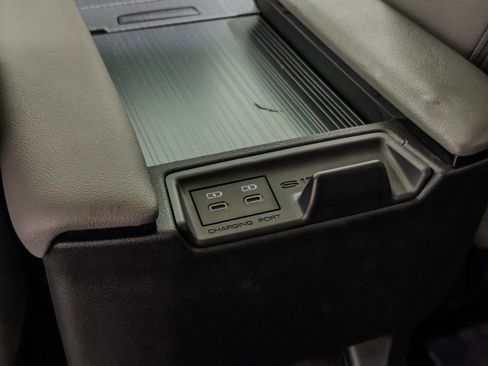 Used 2025 Toyota Sienna XLE AWD/4WD image 19