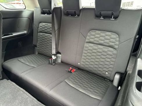 Used 2025 Nissan Pathfinder SV FWD image 25