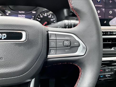 Used 2025 Jeep Compass Trailhawk image 12