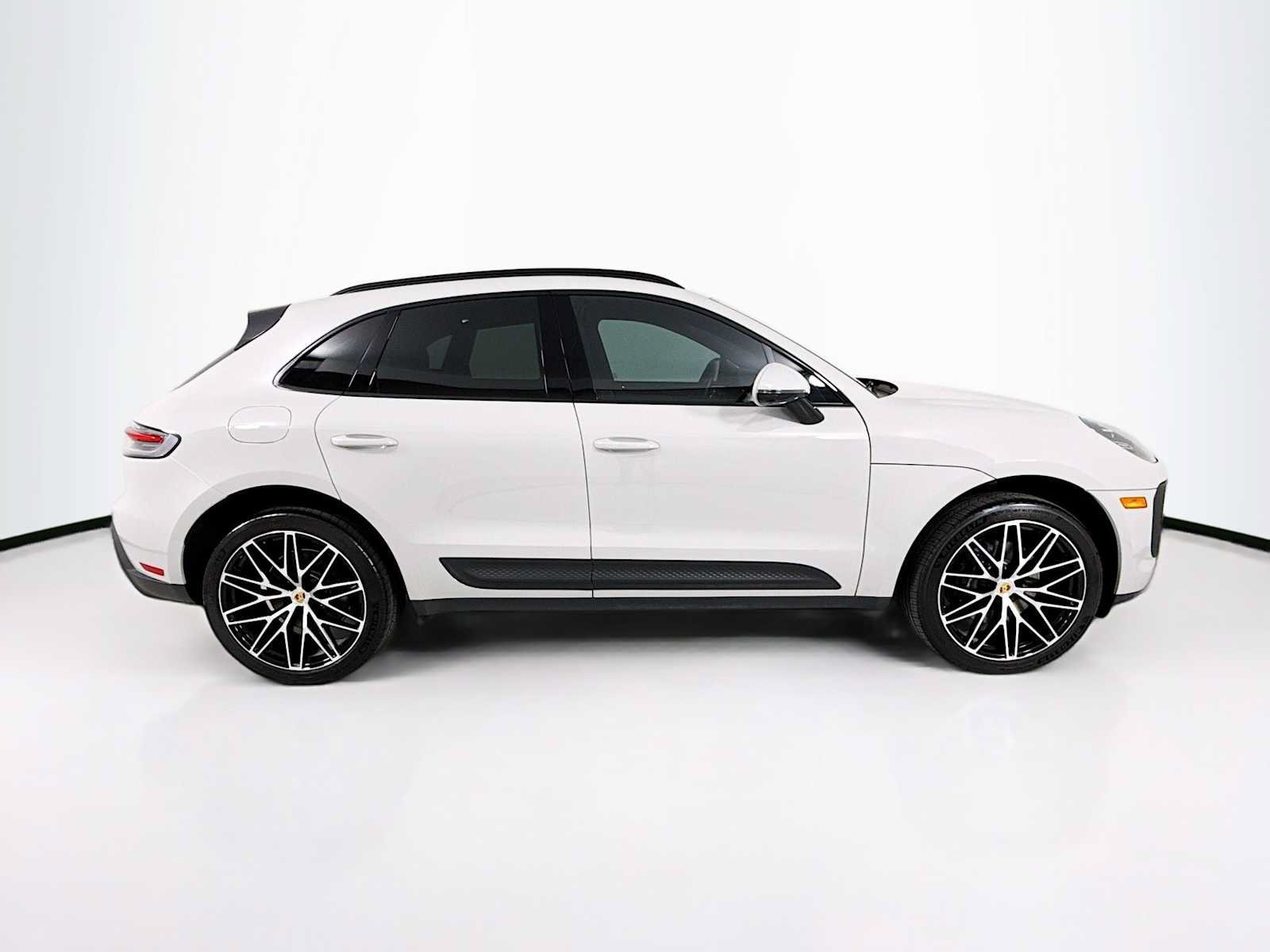Certified 2026 Porsche Macan AWD/4WD image 8