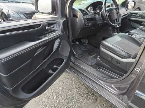 Used 2016 Chrysler Town & Country S w/ Driver Convenience Group image 21