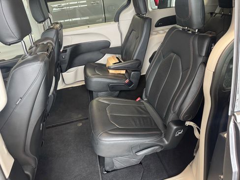 Used 2020 Chrysler Pacifica Touring-L Plus image 11