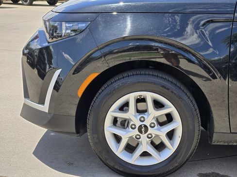 Used 2025 Kia Soul LX w/ LX Technology Package FWD image 14