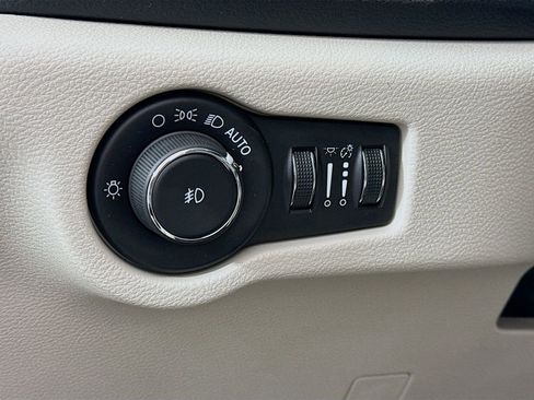 Used 2020 Chrysler Pacifica Limited FWD image 10