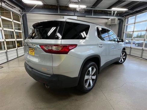 Used 2021 Chevrolet Traverse LT w/ LT Premium Package AWD/4WD image 5