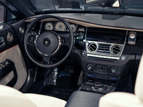 Used 2018 Rolls-Royce Dawn RWD image 8