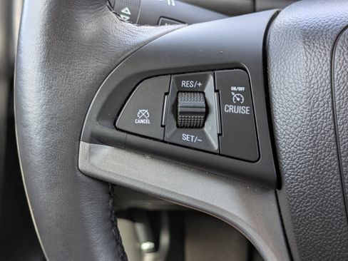 Used 2022 Chevrolet Trax LT w/ LT Convenience Package AWD/4WD image 23