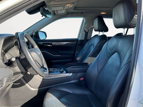 Used 2020 Toyota Highlander Platinum image 10