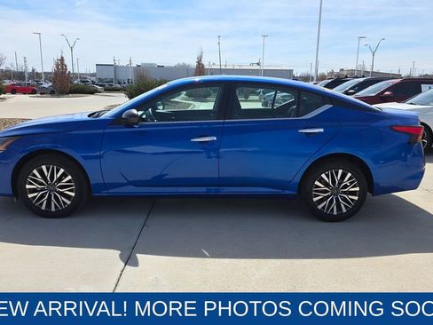 Used 2025 Nissan Altima 2.5 SV image 2