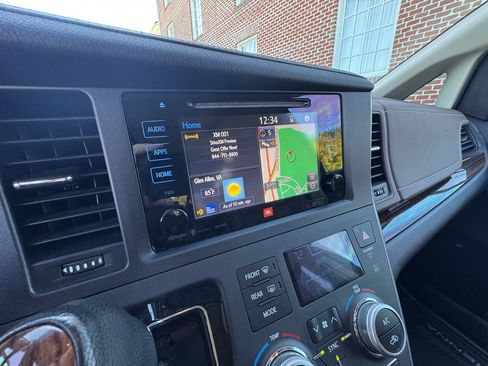 Used 2017 Toyota Sienna Limited Premium image 27