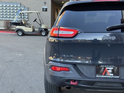 Used 2016 Jeep Cherokee Trailhawk image 5