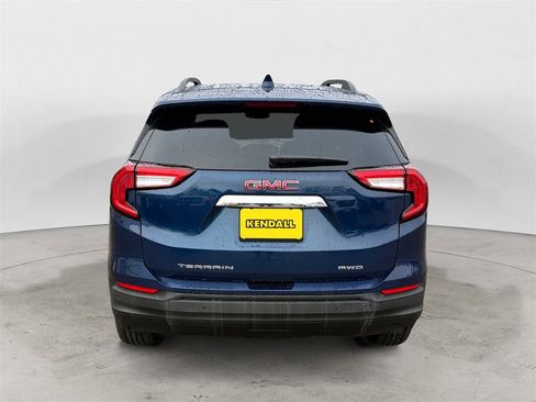 Used 2022 GMC Terrain SLE w/ Driver Convenience Package image 4