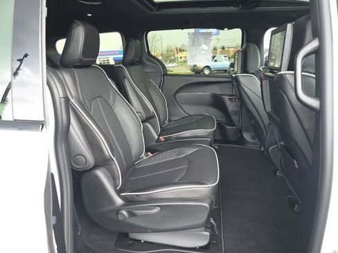 Used 2026 Chrysler Pacifica Premium FWD image 46
