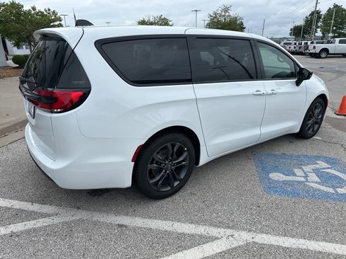 New 2026 Chrysler Pacifica Select image 29