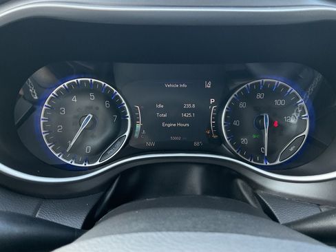 Used 2024 Chrysler Pacifica Touring-L FWD image 36
