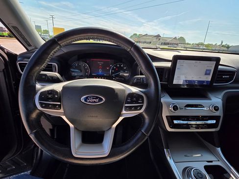 Used 2022 Ford Explorer XLT w/ Equipment Group 202A AWD/4WD image 14