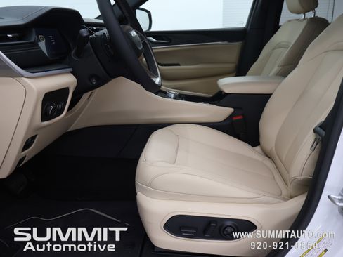 New 2026 Jeep Grand Cherokee Limited w/ Luxury Tech Group II AWD/4WD image 8