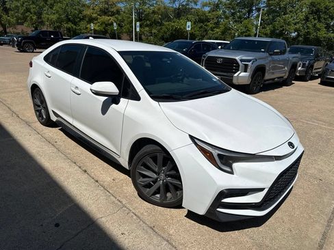 Used 2024 Toyota Corolla SE FWD image 3