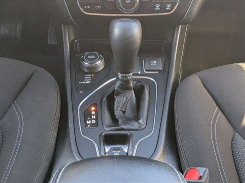 Used 2019 Jeep Cherokee Latitude w/ Cold Weather Group image 12