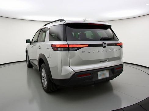 Used 2025 Nissan Pathfinder SV image 6
