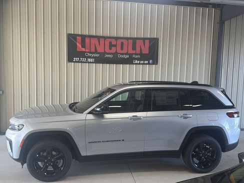 New 2026 Jeep Grand Cherokee Limited w/ Limited Altitude Package AWD/4WD image 2