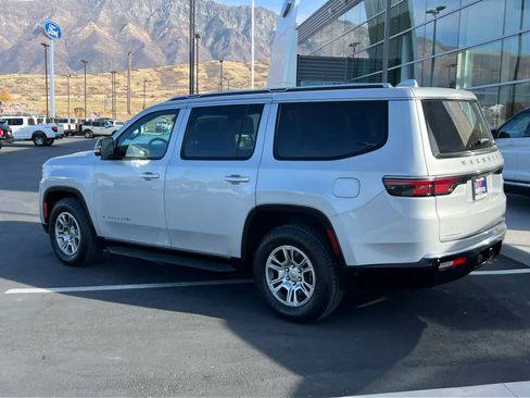 Used 2023 Jeep Wagoneer 4WD w/ Convenience Group I image 11