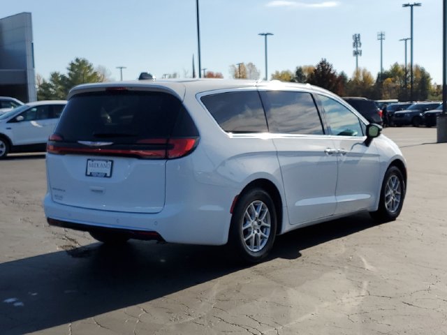 Used 2025 Chrysler Pacifica Select FWD image 3