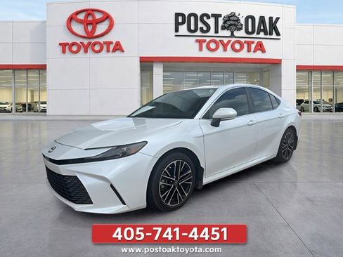 Used 2025 Toyota Camry XLE FWD image 3