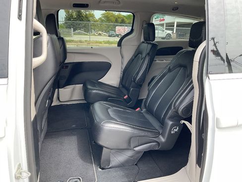 Used 2024 Chrysler Pacifica Touring-L FWD image 9