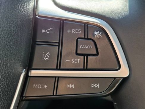 Used 2024 Toyota Highlander XLE FWD image 22