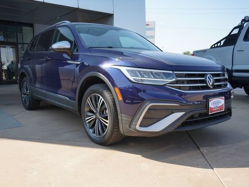 Used 2024 Volkswagen Tiguan SE AWD/4WD image 3