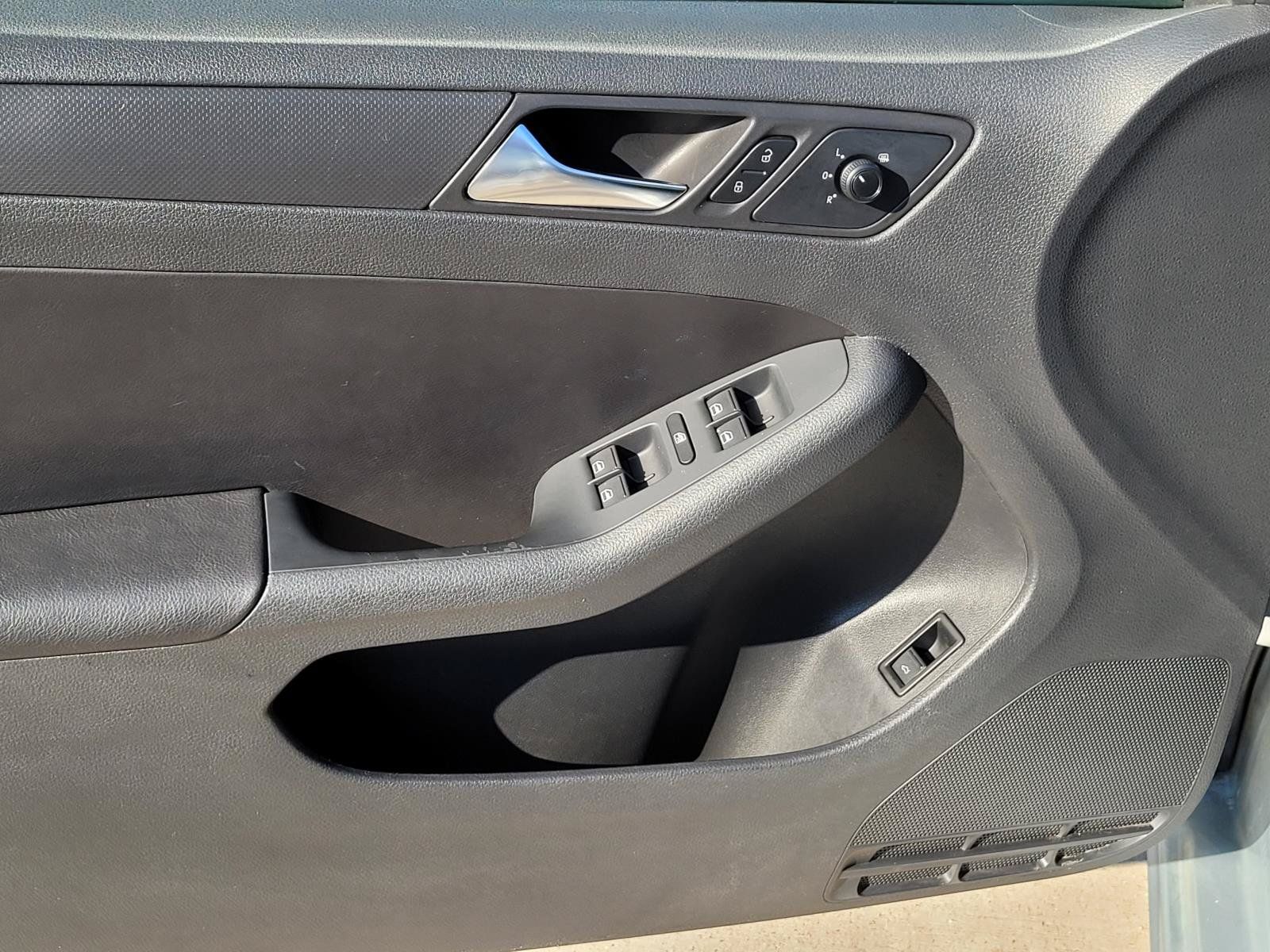 Used 2012 Volkswagen Jetta SE FWD image 4