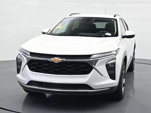 Used 2025 Chevrolet Trax LT FWD image 2