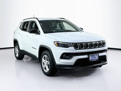 Used 2023 Jeep Compass Latitude w/ Convenience Group AWD/4WD image 3