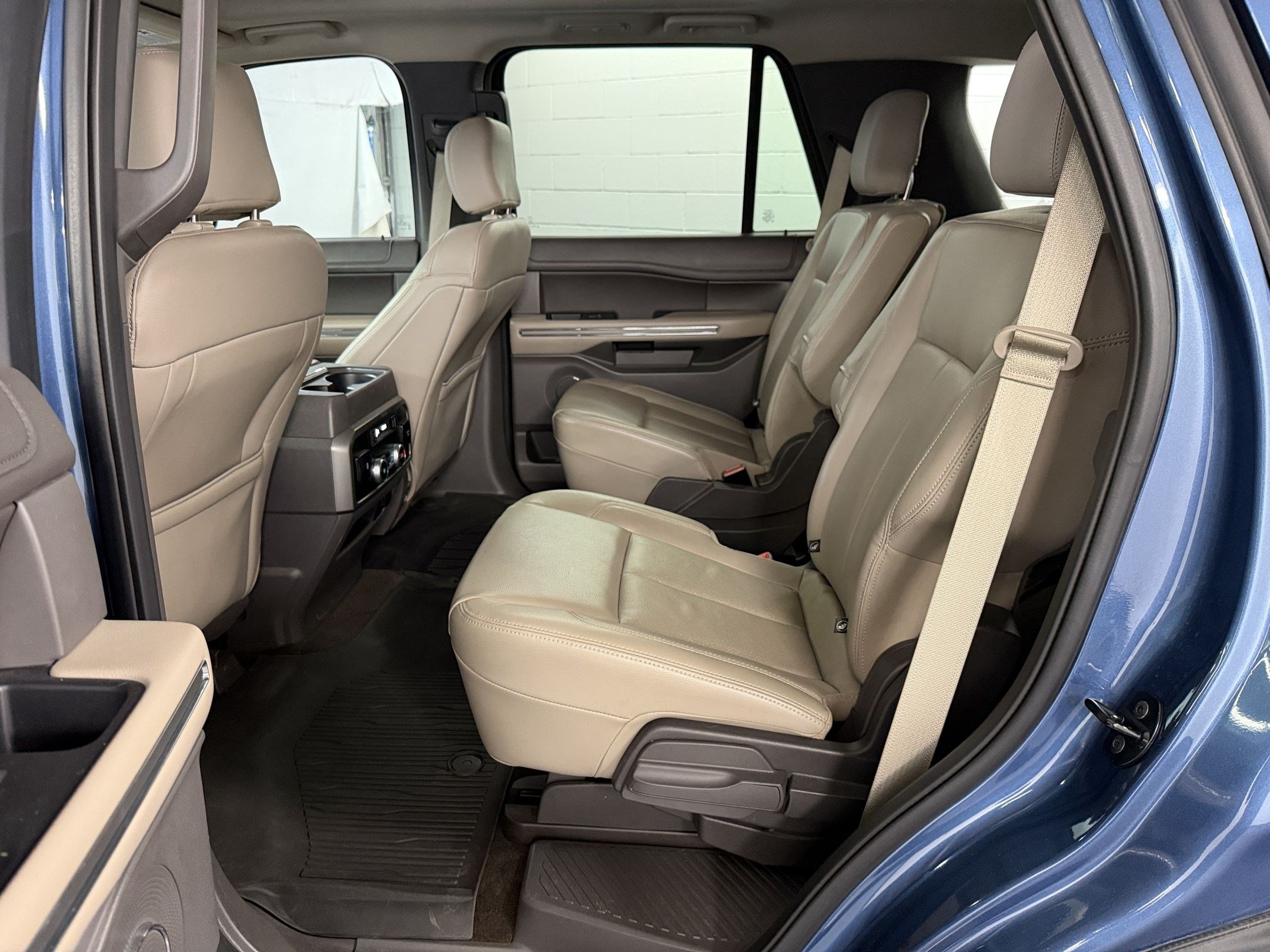 Used 2020 Ford Expedition XLT w/ Equipment Group 202A AWD/4WD image 23