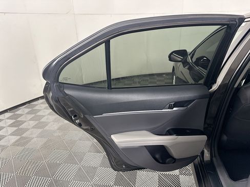 Used 2018 Toyota Camry LE image 25