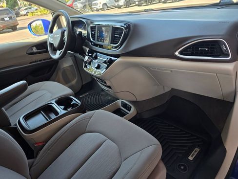 Used 2020 Chrysler Pacifica Touring FWD image 27