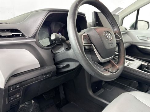Certified 2025 Toyota Sienna XLE FWD image 4