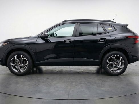 Used 2025 Chevrolet Trax LT w/ LT Convenience Package image 5