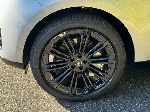 New 2025 Land Rover Range Rover SE image 4