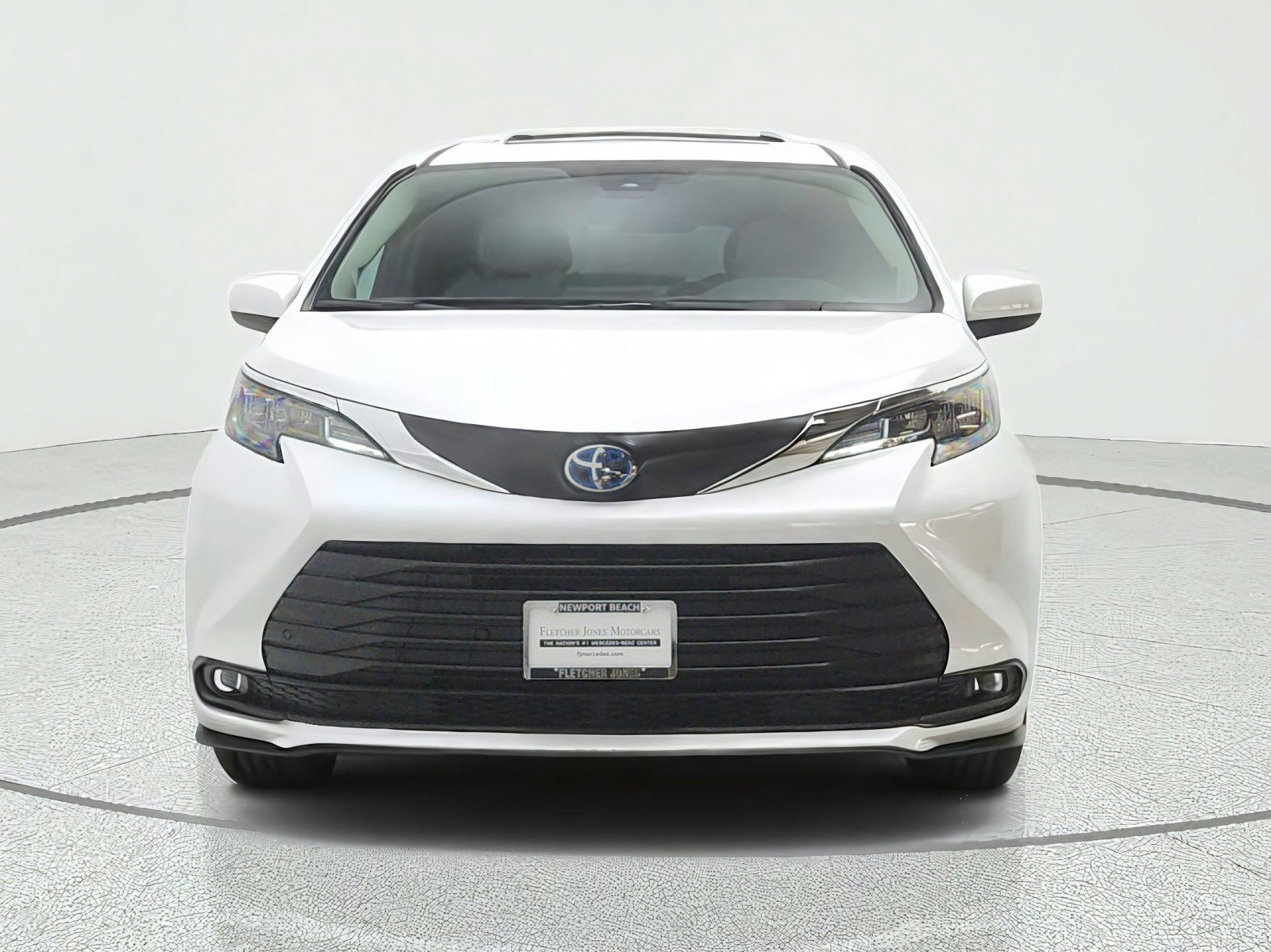 Used 2025 Toyota Sienna XLE w/ XLE Plus Package AWD/4WD image 2