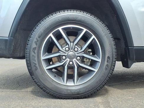 Certified 2019 Jeep Grand Cherokee Limited w/ Luxury Group II image 9