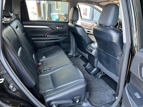 Used 2015 Toyota Highlander XLE FWD image 12