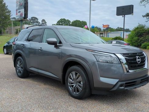 Used 2025 Nissan Pathfinder SV FWD image 3