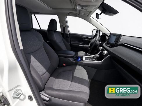 Used 2021 Toyota RAV4 XLE w/ Convenience Package FWD image 11