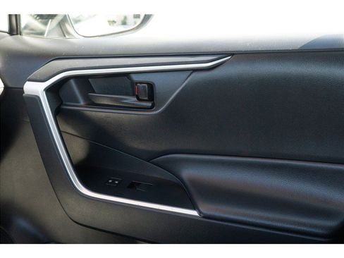 Used 2019 Toyota RAV4 LE FWD image 23