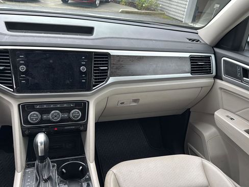 Used 2023 Volkswagen Atlas SE w/ Black Wheel Package image 9