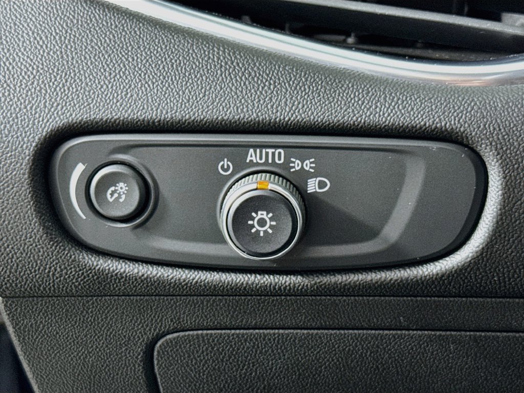 Used 2021 Chevrolet Malibu LT FWD image 18